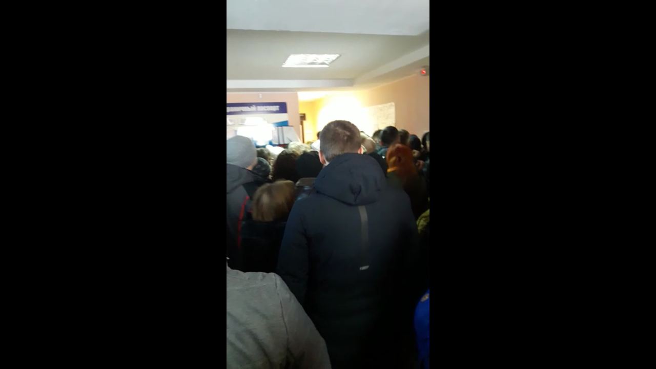 Сотрудницам паспортного стола в Южно-Сахалинске пришлось отбивать у  мигрантов аппарат для выдачи электронных талонов. Сахалин.Инфо